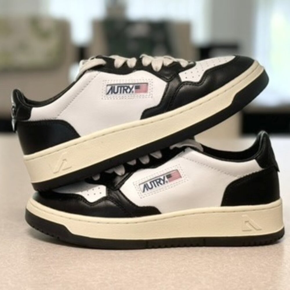 Autry - Medalist Low Bicolor sneakers (White and black leather)
